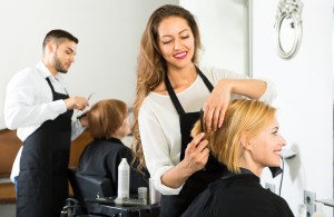 Strzyżenie włosów w salonie fryzjerskim fryzjer1